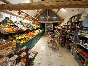 a grocery store filled with lots of fruits and vegetables at Gîte rénové à la ferme en Val de Loire, proche forêt d'Orléans et canal, vélo, golf, sites touristiques - FR-1-590-419 in Traînou
