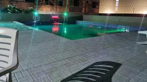 una piscina con fuente en un edificio en Cop 30 em Beem, en Ananindeua 1 foto más