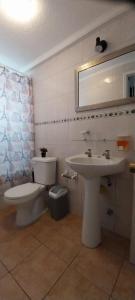een badkamer met toilet en wastafel bij Alquiler House in Puerto Montt