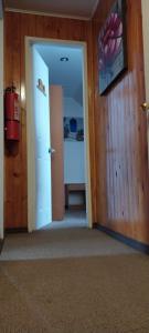 een kamer met een deur naar een slaapkamer bij Alquiler House in Puerto Montt +10 foto's