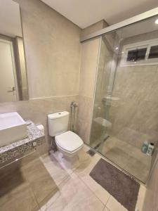 une salle de bains avec douche, toilettes et lavabo dans l'établissement Apartamento Zona Paseo La Galera, à Asuncion