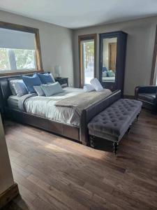 Postel nebo postele na pokoji v ubytování Luxury with hot tub 300mbps Wifi Games & more !