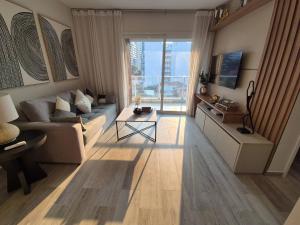 un salon avec un canapé et une table dans l'établissement Apartamento Zona Paseo La Galera, à Asuncion