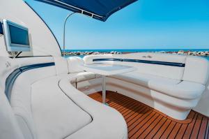 Landskap semula jadi dekat dengan bot ini