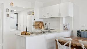 Η κουζίνα ή μικρή κουζίνα στο Little Palms - Sleep by the whisper of the waves