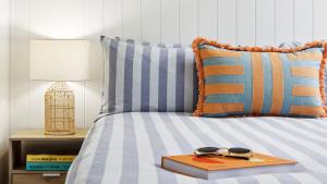 Ένα ή περισσότερα κρεβάτια σε δωμάτιο στο Little Palms - Sleep by the whisper of the waves