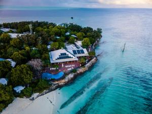 - une vue aérienne sur une maison sur une île de l'océan dans l'établissement Heron Island, à Île Heron