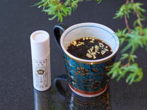 une tasse de café à côté d'un tube de colle dans l'établissement Hotel Resol Trinity Kanazawa, à Kanazawa
