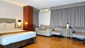 Postel nebo postele na pokoji v ubytování Serenzza Hotel