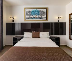 カハマルカにあるHotel Sierra Vivaの大きなベッドと2つのナイトスタンドを備えた寝室