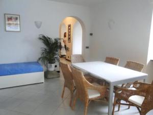 jadalnia z białym stołem i krzesłami w obiekcie Casa Spiaggia w Brenzone sul Garda