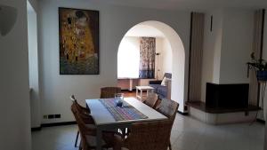 jadalnia ze stołem i krzesłami w obiekcie Casa Spiaggia w Brenzone sul Garda