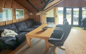 un soggiorno con divano e scrivania con computer di 3 Bedroom Amazing Home In Ringkøbing a Ringkøbing