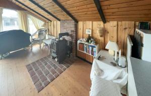 vista sul soffitto di un soggiorno con camino di 3 Bedroom Amazing Home In Ringkøbing a Ringkøbing