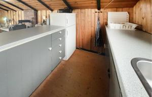 una cucina con mobili bianchi e un piano di lavoro di 3 Bedroom Amazing Home In Ringkøbing a Ringkøbing