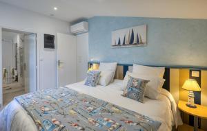 ソジョンにあるCharmante Maisonの青い壁の大きなベッドのある寝室