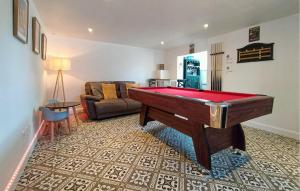 Τραπέζι μπιλιάρδου στο 5 Bedroom Beautiful Home In Westende