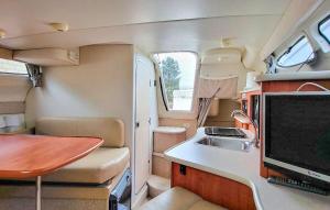 Η κουζίνα ή μικρή κουζίνα στο Cozy Ship In Szczecin