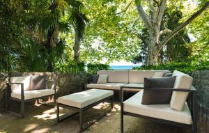 ロヴランにある2 Bedroom Stunning Apartment In Lovranの椅子2脚、テーブル1台、テーブル1台、椅子1脚