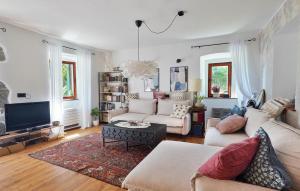 ロヴランにある2 Bedroom Stunning Apartment In Lovranのソファとテレビのあるリビングルーム