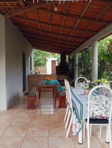 a table and chairs on a patio with a wooden ceiling at Chácara para alugar em Meruoca in Meruoca