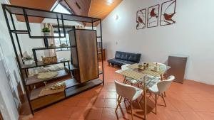 a living room with a table and a dining room at Suit estilo Americano in Puyo