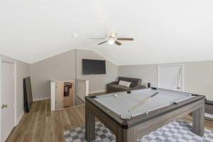 Gallery image of Private Neighborhood Getaway - Big Backyard & Game Room in Cedar Grove