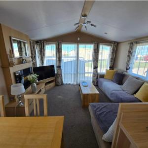 フランボローにあるZapata Springs 34のソファとテレビのあるリビングルーム