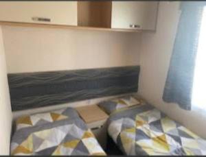 フランボローにあるZapata Springs 34の小さなベッドルーム(ベッド2台、窓付)