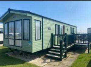 フランボローにあるZapata Springs 34の草の上に座る緑の小さな家