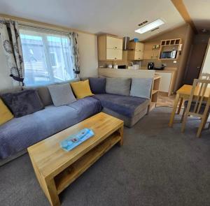 フランボローにあるZapata Springs 34の青いソファとテーブルのあるリビングルーム