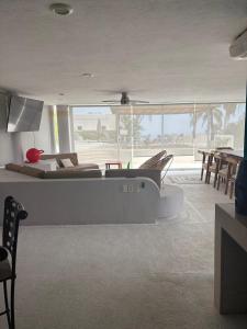 ein Schlafzimmer mit einem Bett und einem Tisch und Stühlen in der Unterkunft Exclusivo Alojamiento en Real diamante in Acapulco