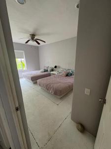 ein Schlafzimmer mit zwei Betten und einem Deckenventilator in der Unterkunft Exclusivo Alojamiento en Real diamante in Acapulco + 4 Fotos