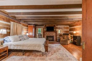 une chambre avec un lit et une cheminée dans l'établissement Hickory Haven - Stunning Lake Views - Private Dock, à Cadiz