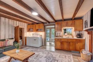 une cuisine et un salon avec un canapé et une table dans l'établissement Hickory Haven - Stunning Lake Views - Private Dock, à Cadiz