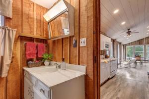 Il comprend une salle de bains pourvue d'un lavabo et une cuisine dotée de murs en bois. dans l'établissement Hickory Haven - Stunning Lake Views - Private Dock, à Cadiz 40 autres photos