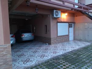 un garaje con un coche estacionado al lado de una casa en Complejo Alicia, en General Gutiérrez