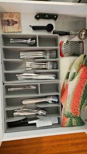 eine Schublade voller Küchenutensilien in einem Kühlschrank in der Unterkunft Rocky Mtn Escape-3 bdrm-near shops, dining, UofC in Calgary + 22 Fotos