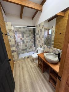 Koupelna v ubytování cabaña con tinaja en viña narbona wines