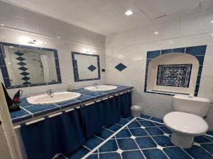 La MôleにあるVilla in La Môle with Private Poolの青と白のバスルーム(洗面台2台、トイレ付) +32枚の写真