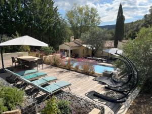 La MôleにあるVilla in La Môle with Private Poolの裏庭(椅子とスライド付きのプールあり)
