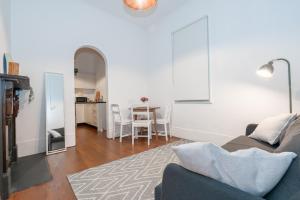 Dapur atau dapur kecil di The Rawson House at the heart of Newtown
