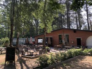 Aed väljaspool majutusasutust Tranquil pine forest chalet in Antwerp Kempen