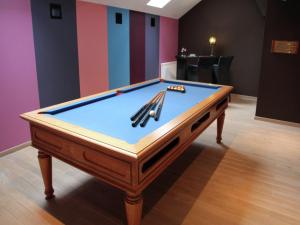 Biliár nebo kulečník v ubytování Marche Farmhouse with Hot Tub