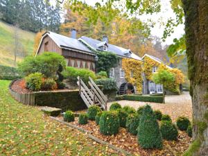 Zahrada ubytování Magnificent Manor in Vresse-Sur-Semois with Sauna