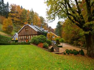 Zahrada ubytování Magnificent Manor in Vresse-Sur-Semois with Sauna