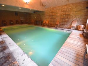 Bazén v ubytování Magnificent Manor in Vresse-Sur-Semois with Sauna nebo v jeho okolí