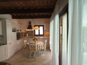 una cucina con un tavolo e sedie in una stanza di Villa Im Grünen Civico 2 In Uzzano a Uzzano