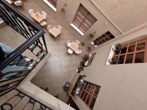 an overhead view of a room with tables and chairs at CASA AIDA LUZ in Cuenca