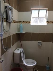 uma casa de banho com um WC e um chuveiro em Cameron Pasar Malam Apartment @ Crown Imperial Court em Cameron Highlands